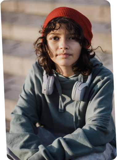 vue-de-face-de-l-adolescent-avec-un-casque-scaled-380x520 copie